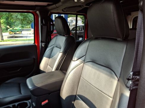 Used 2021 Jeep Wrangler Unlimited Sahara AWD/4WD image 14