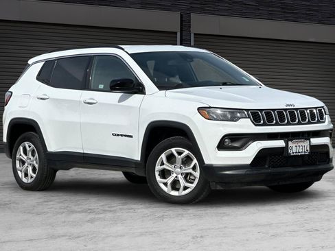 Used 2024 Jeep Compass Latitude image 2