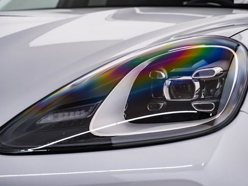 Certified 2023 Porsche Cayenne Platinum Edition image 7