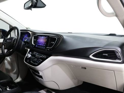 Used 2017 Chrysler Pacifica Touring-L FWD image 14