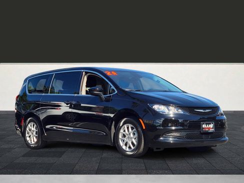 Used 2024 Chrysler Voyager LX image 34