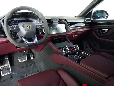 Used 2025 Lamborghini Urus SE image 2