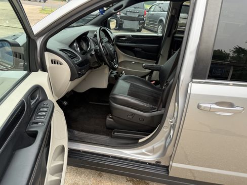 Used 2018 Dodge Grand Caravan SXT FWD image 13