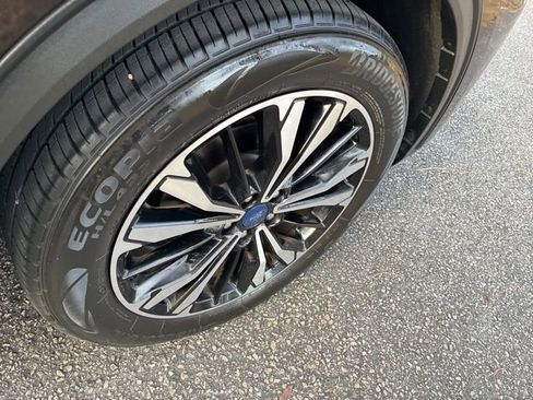 Used 2022 Ford Escape SE w/ SE Sport Appearance Package image 16