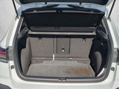 Used 2025 Volkswagen Taos SE w/ Panoramic Sunroof Package image 6