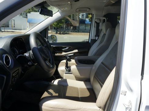 Used 2018 Mercedes-Benz Metris Passenger image 17