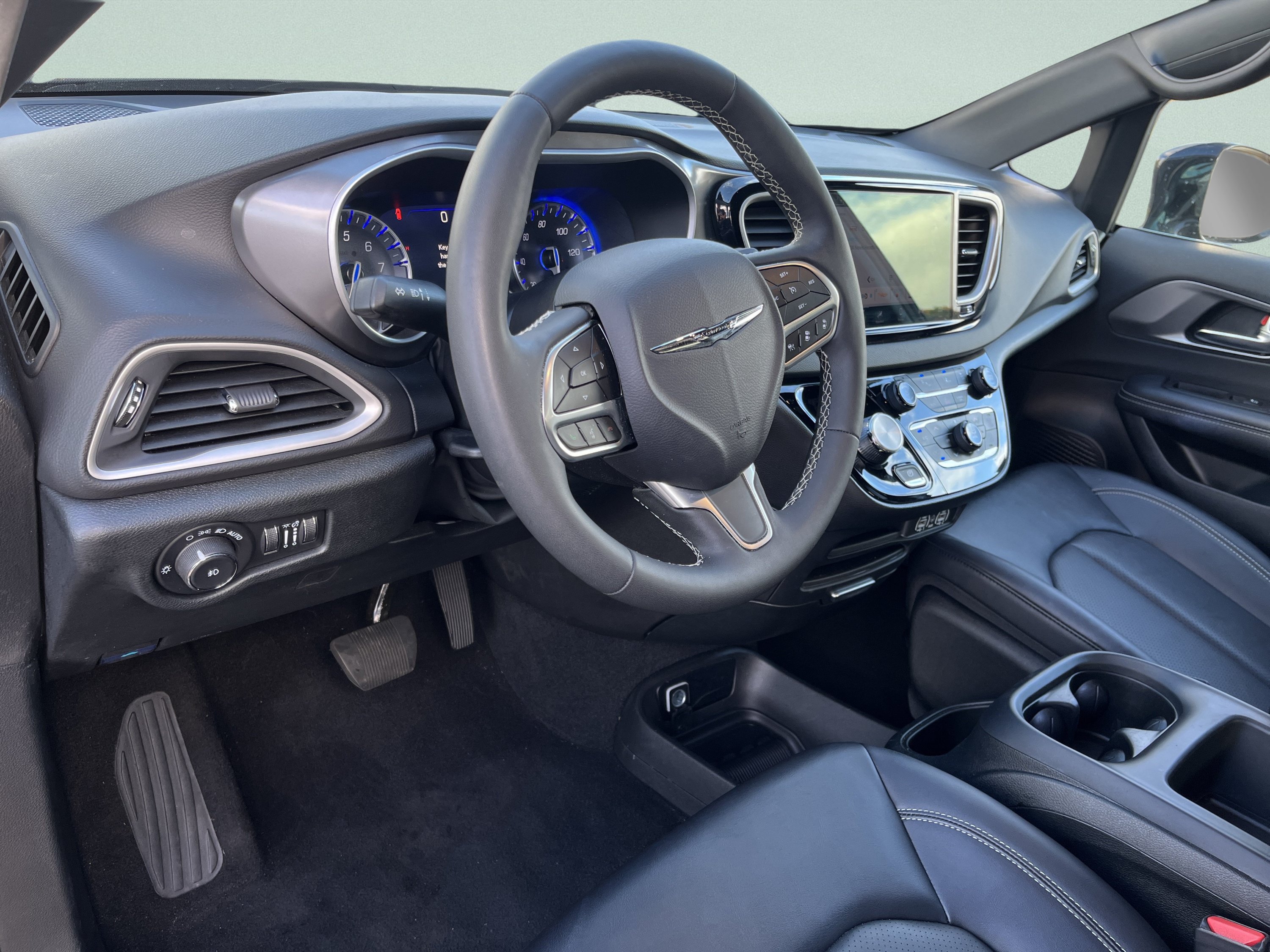 Used 2025 Chrysler Pacifica Select FWD image 15