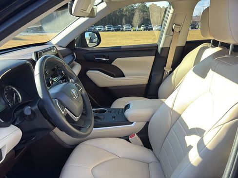 Used 2022 Toyota Highlander XLE image 13