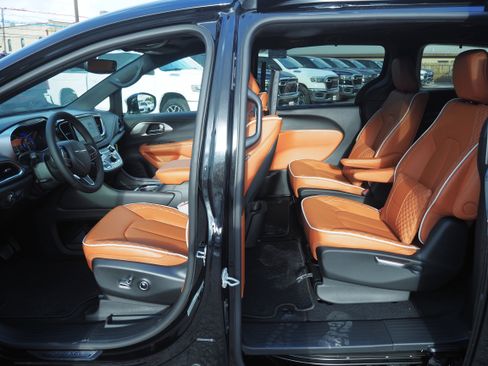 New 2026 Chrysler Pacifica Pinnacle image 11