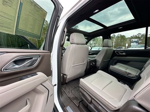 Used 2023 GMC Yukon XL SLT w/ SLT Premium Package image 17