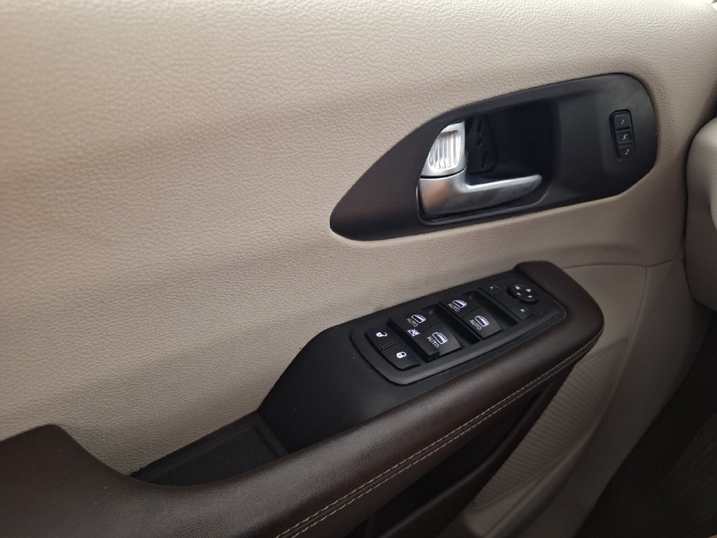 Used 2021 Chrysler Pacifica Touring-L FWD image 18