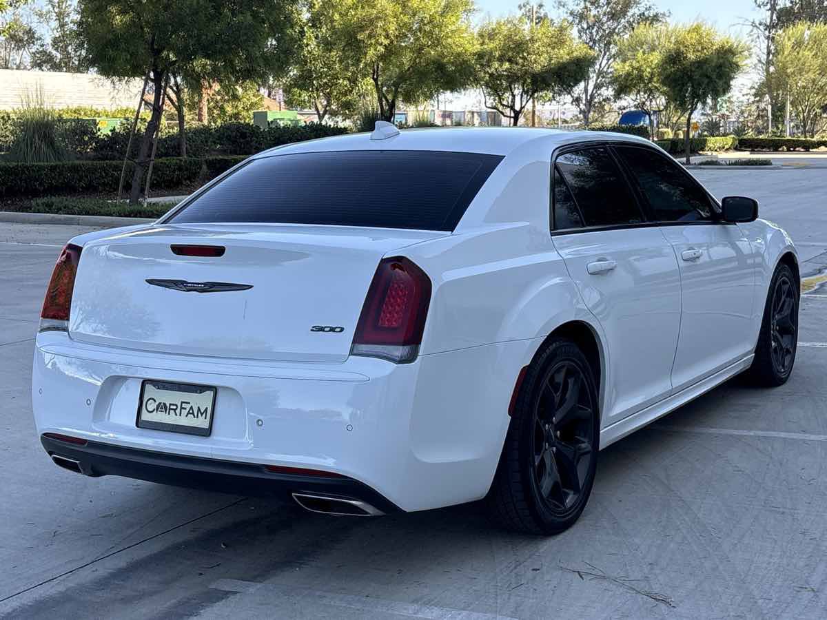Used 2022 Chrysler 300 Touring L RWD image 3