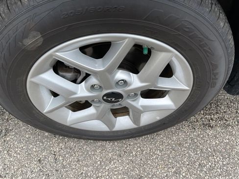 Used 2025 Kia Soul LX w/ LX Technology Package FWD image 5