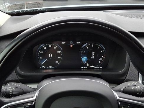 Used 2022 Volvo XC90 T5 Momentum w/ Climate Package image 21