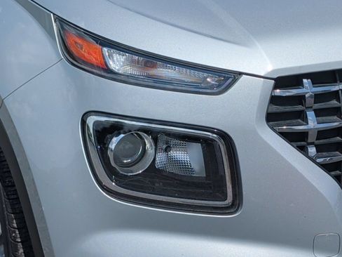 Used 2022 Hyundai Venue SEL FWD image 10