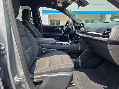 Used 2025 Chevrolet Traverse LT image 7