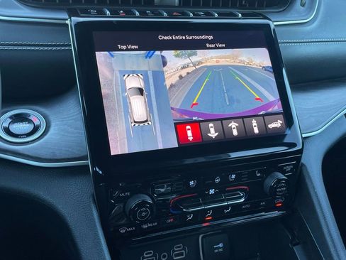 Used 2024 Jeep Grand Cherokee L Limited w/ Luxury Tech Group II image 18