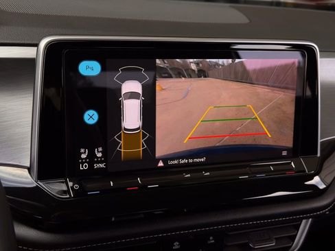 Used 2025 Volkswagen Atlas Cross Sport SE image 12