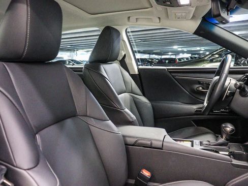 Certified 2025 Lexus ES 350 w/ Premium Package FWD image 17