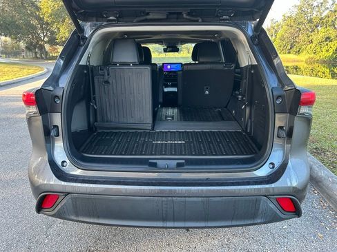 Certified 2023 Toyota Highlander XLE image 10