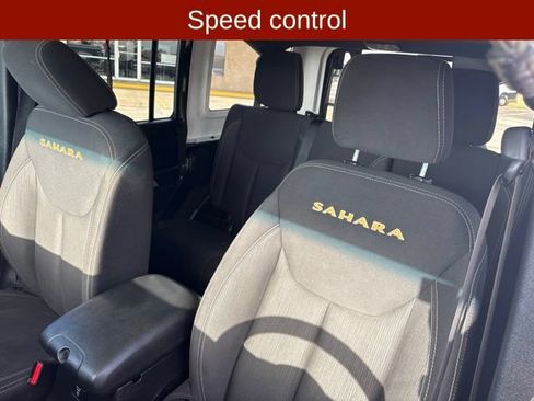 Used 2015 Jeep Wrangler Unlimited Sahara w/ Connectivity Group AWD/4WD image 15