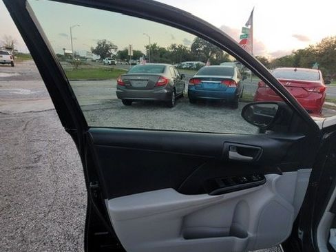 Used 2014 Toyota Camry LE image 11