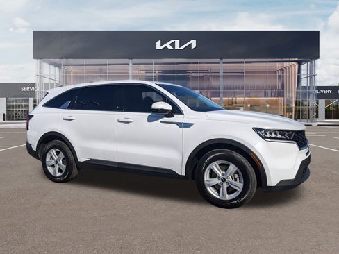 Used 2023 Kia Sorento LX image 1