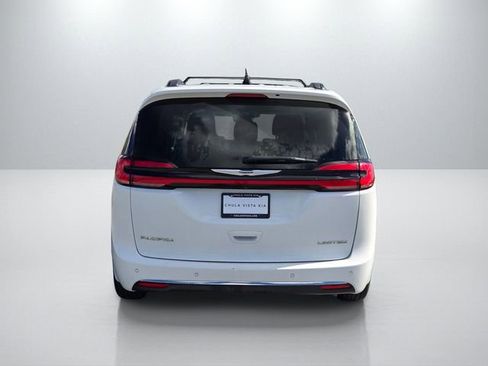 Used 2023 Chrysler Pacifica Touring-L image 5