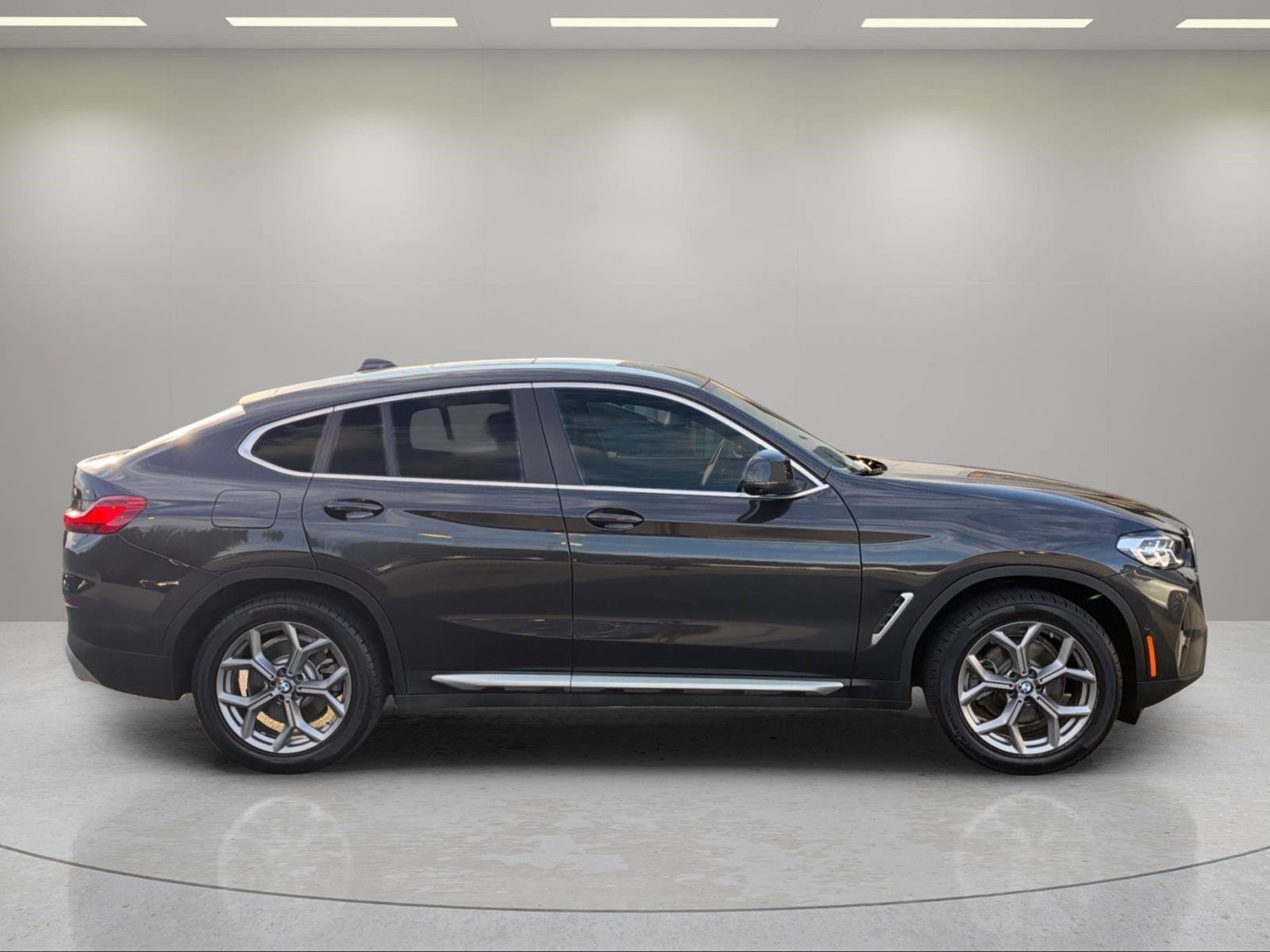 Used 2024 BMW X4 xDrive30i w/ Parking Assistance Package AWD/4WD image 8