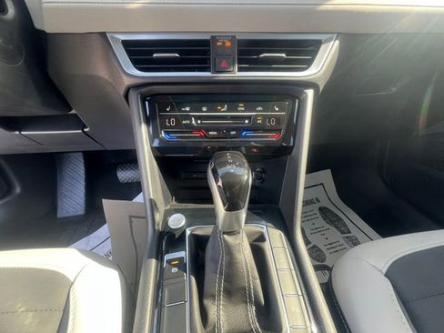 New 2026 Volkswagen Taos SE FWD image 11