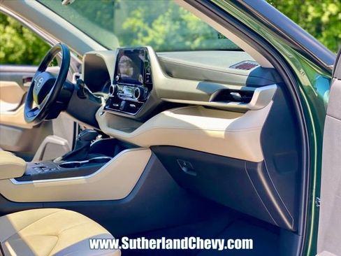 Used 2023 Toyota Highlander XLE AWD/4WD image 18