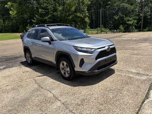 Used 2022 Toyota RAV4 XLE FWD image 1