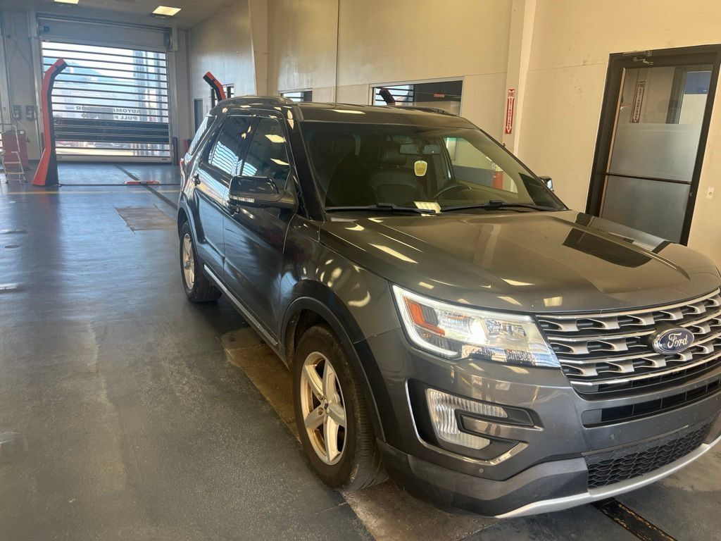 Used 2016 Ford Explorer XLT w/ Equipment Group 202A FWD image 1