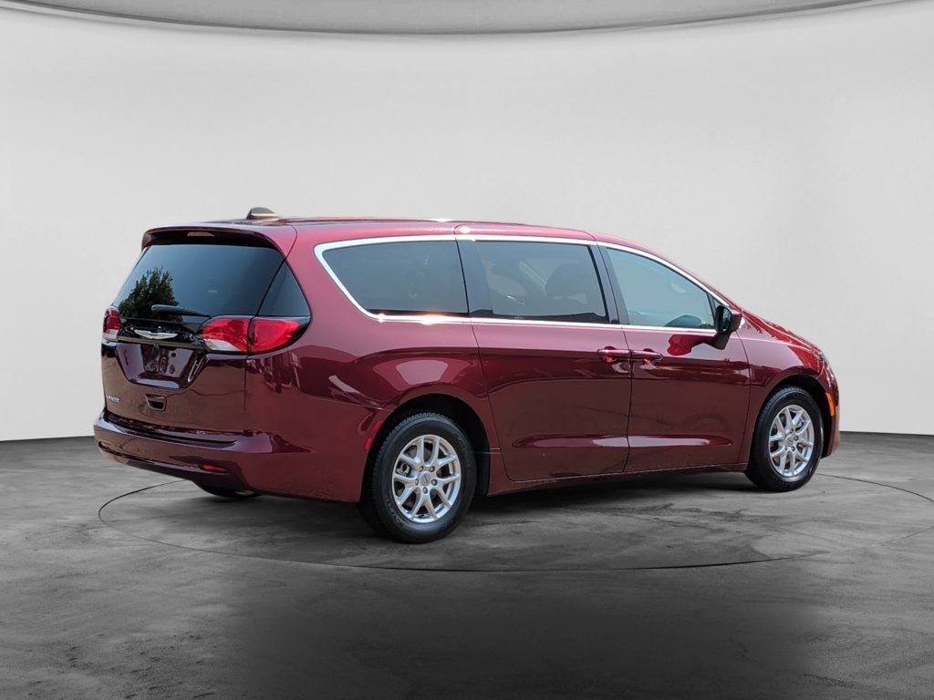 Used 2023 Chrysler Voyager LX FWD image 7
