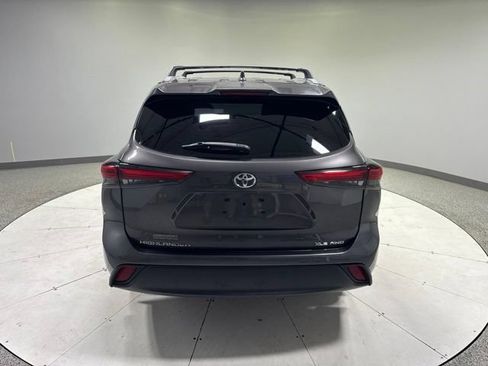 Used 2022 Toyota Highlander XLE AWD/4WD image 4