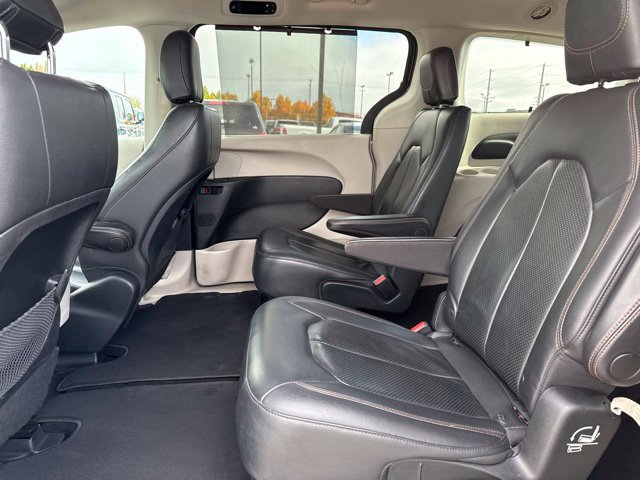 Used 2018 Chrysler Pacifica Touring-L FWD image 16