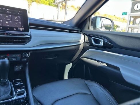 Used 2025 Jeep Compass Limited image 35