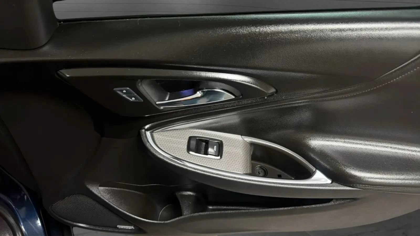 Used 2017 Chevrolet Malibu Hybrid w/ Leather Package FWD image 17