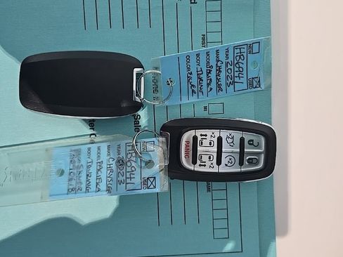 Used 2023 Chrysler Pacifica Touring-L FWD image 37