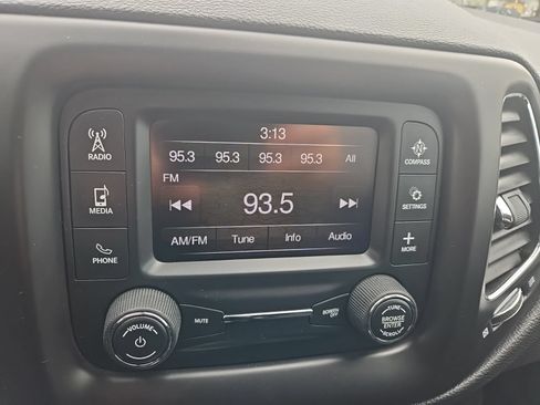 Used 2018 Jeep Compass Latitude AWD/4WD image 16