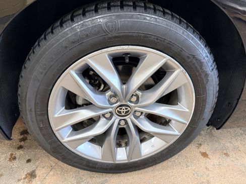 Used 2022 Toyota Avalon XLE w/ Moonroof Package FWD image 12
