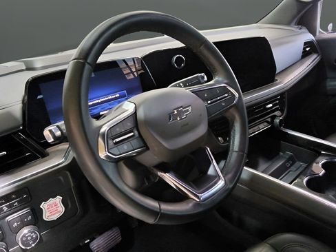 Used 2025 Chevrolet Suburban Z71 image 16