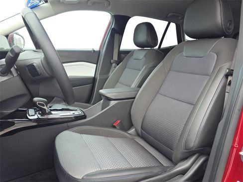 Used 2025 Chevrolet Trax LT w/ LT Convenience Package image 27