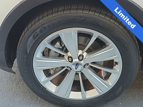 Used 2019 Ford Explorer Limited w/ Ford Safe & Smart Package FWD image 12