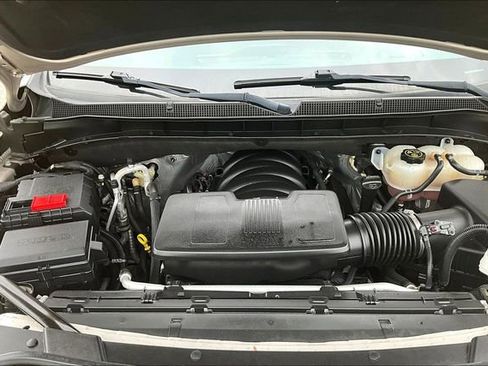 Used 2024 Chevrolet Suburban LT RWD image 32
