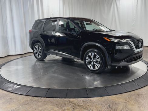 Used 2023 Nissan Rogue SV image 2