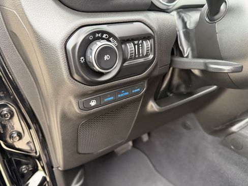 Used 2022 Jeep Wrangler Unlimited Sahara AWD/4WD image 22