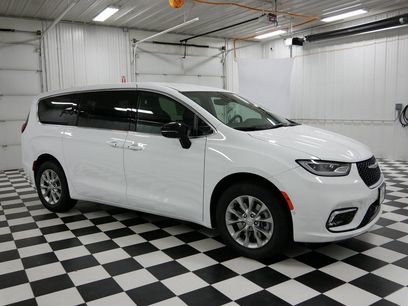 New 2026 Chrysler Pacifica Select