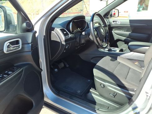Used 2020 Jeep Grand Cherokee Laredo w/ Security & Convenience Group AWD/4WD image 9