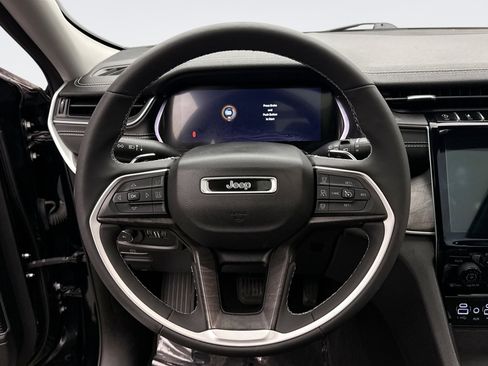 Used 2023 Jeep Grand Cherokee Limited w/ Luxury Tech Group II image 12